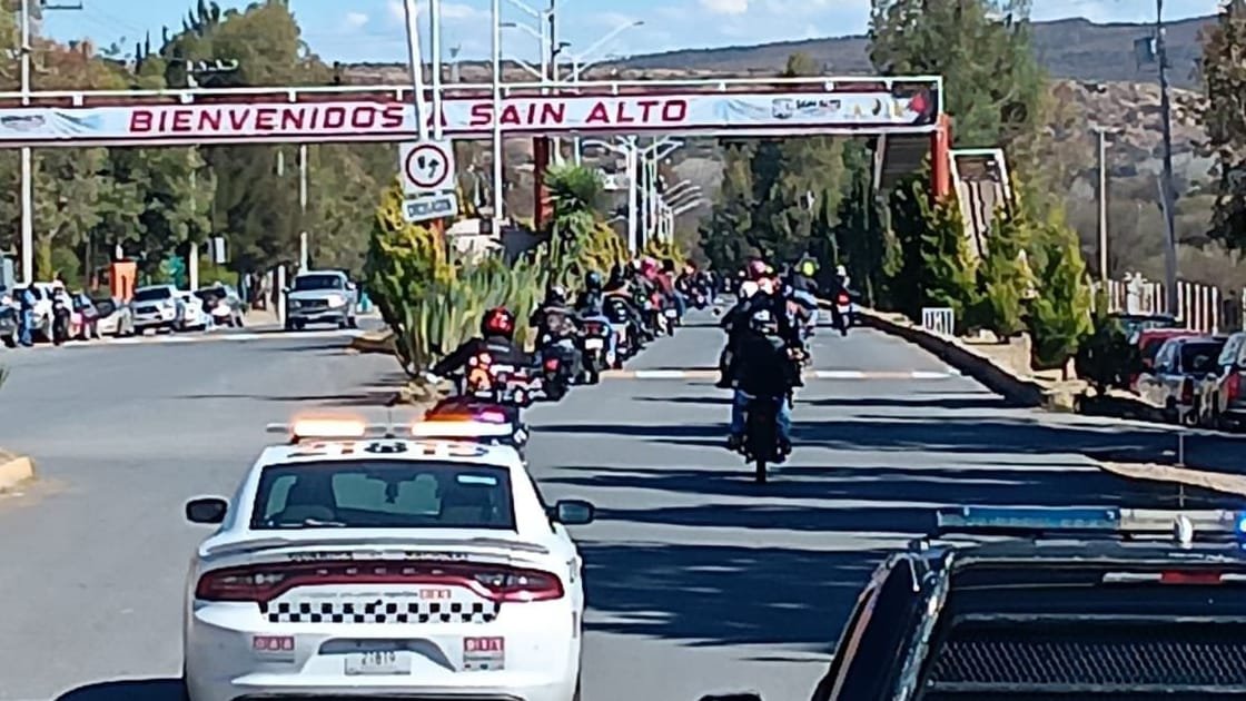 Para garantizar la seguridad de participantes y automovilistas, elementos de la #PEP y Policía Municipal, en coordinación con la Policía Vial y la GN, brindaron apoyo de seguridad durante una rodada motociclista realizada en el municipio de Saín Alto.n9.cl/oqiu2