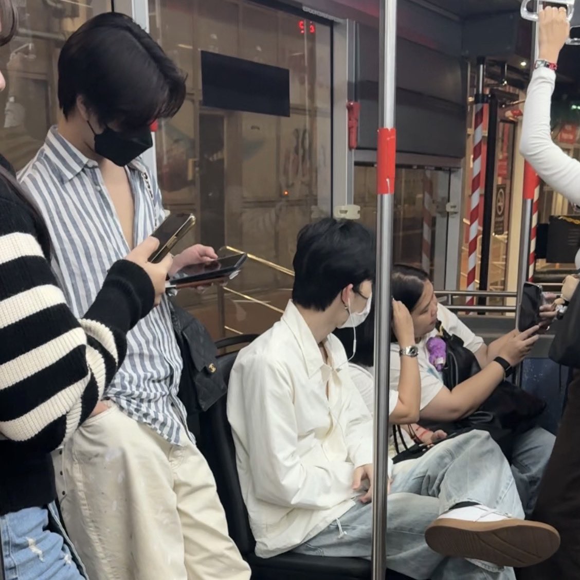 ohni09's tweet image. *ไม่เรียลไทม์* สาบาน ตอนอยู่หน้าเกทก้มหน้าเล่นโทรศัพท์อย่างเดียวชงจิ้นตลอดเวลา มาขึ้นบัส เงยหน้าเจอพี่เอิร์น เริ่มเอ๊ะ ไม่ใช่ละ จนเห็นปอนด์กับเจมีไนน์ พี่ใจแทบร่วงพื้นเลยน้อง พยายามทำตัวมักเกิล สรุปเผลอสบตาปอนด์ รีบหันหน้าหนี ปอนด์หลุดขำ พี่ไม่เนียนหรอ 🥹🙏🏻…