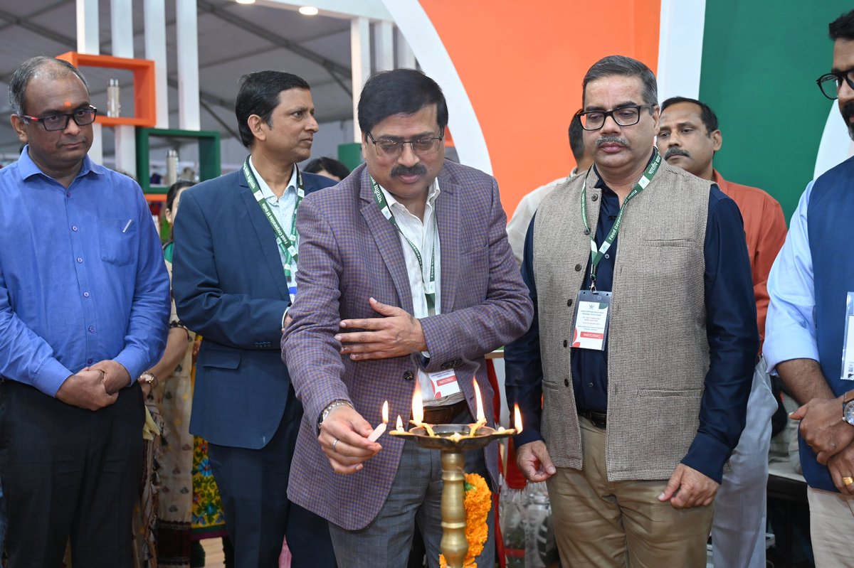 AssamFci's tweet photo. 4/4
मेले के पहले ही दिन  आम जन ने अलग-अलग राज्यों के चावल की जानकारी ली और
अच्छी मात्रा में चावल की सफल बिक्री भी हुई।
खाद्य सुरक्षा और गुणवत्ता की दिशा में एक और सशक्त कदम 🇮🇳
@FCI_India @fci_ne  @PTI_News @ITPODesk
@FCI_India @fci_ne @ITPODesk @PTI_News https://t.co/Ou4wDZjnrd
