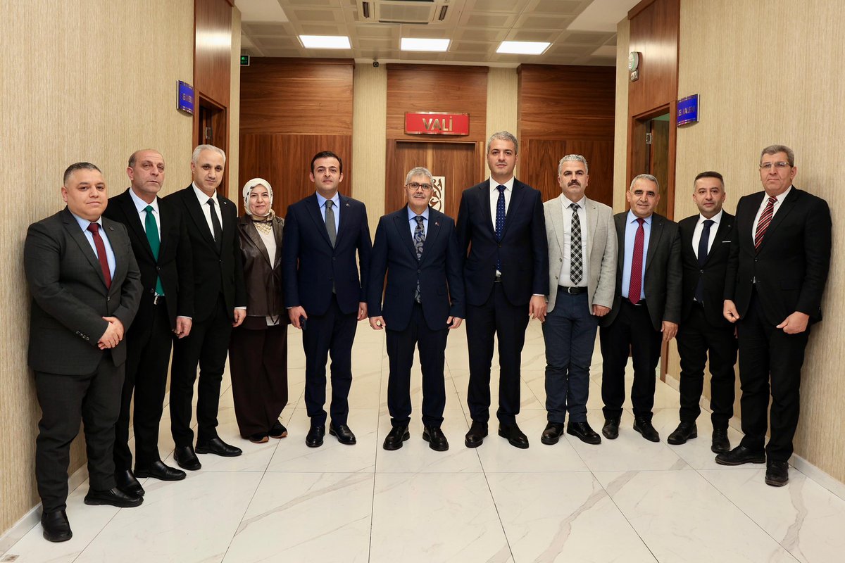 Valimiz Sayın Cahit Çelik, kurum ziyaretleri kapsamında Bingöl İl Özel İdaresini ziyaret etti.

Vali Yardımcısı Uğur Tutkan'ın da hazır bulunduğu toplantıda İl Özel İdaresi Genel Sekreteri Enes Üçgül ve birim amirleriyle bir araya gelen Vali Çelik, kurumun devam eden çalışmaları