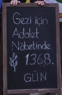ZaferArapkirli's tweet image. GEZİ DİRENİŞİ ONURUMUZDUR

Can Atalay
Tayfun Kahraman
Mine Özerden
Çiğdem Mater
Osman Kavala...

Milyonlarca onurlu Gezi Direnişçisi adına, ibretlik yapılarak hukuksuz yere cezalandırıldılar. Üstelik, daha önce aynı iddianamelerle 2 kez beraat ettikleri halde. Üstelik Can ve…