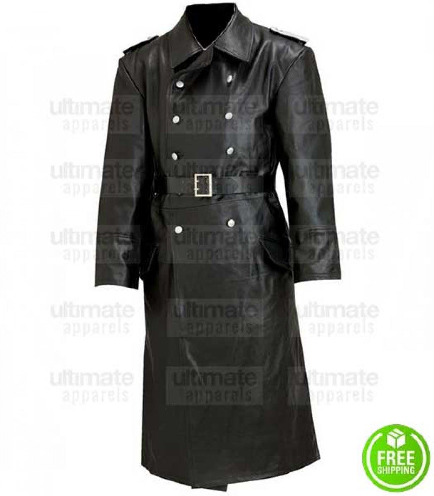 ICE heeft geen standaard uniform maar Bovino heeft kennelijk zelf geshopt. Leer was te duur maar het lijk toch aardig op een schutzstaffel trenchcoat