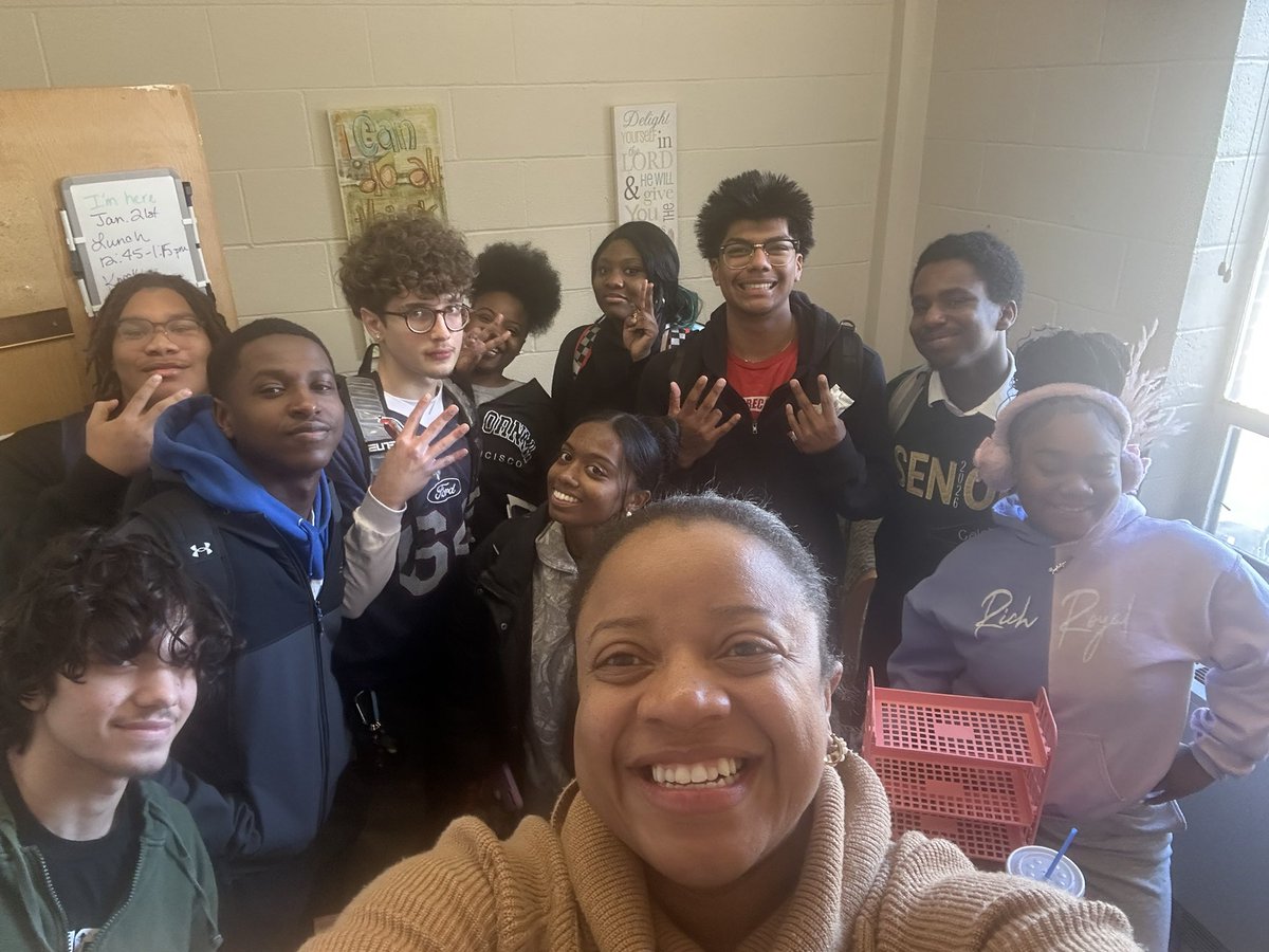 Bio_Moore's tweet photo. My educator heart is happy!! ECH's JSCC Scholars checking in with me on campus! Love me some them! 💚💛 #ECHFamily #GreenjayCougars @JSCC_main @JCM_ECH https://t.co/jm2Bubieuq