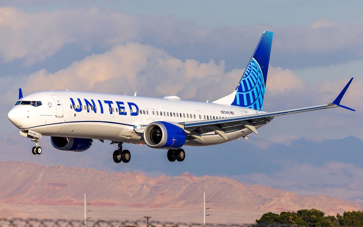 A United 737 MAX 9 landing on runway 26L at LAS.