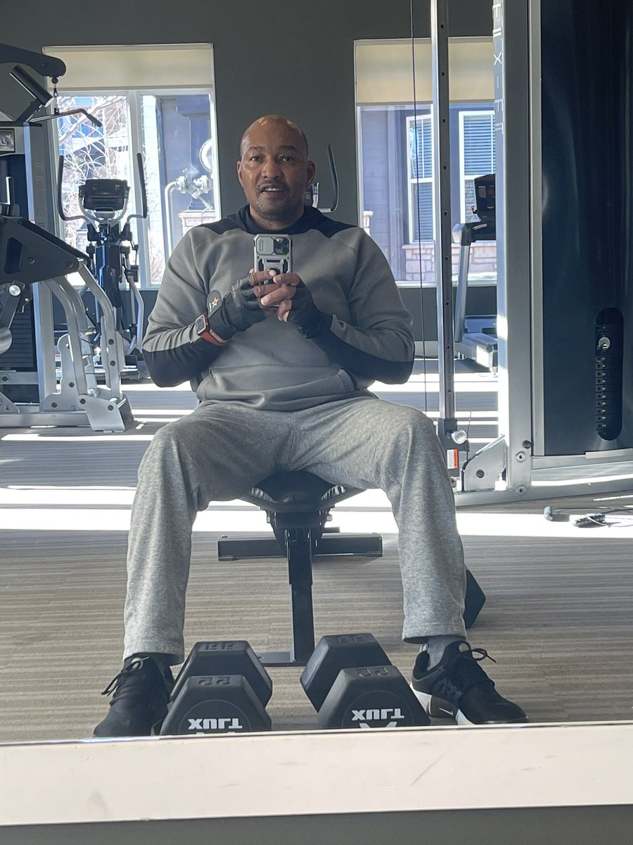 dashoeplug706's tweet photo. #ThursdayWorkout "Build a Body, Not a Bear" https://t.co/e6y7HXiEYR