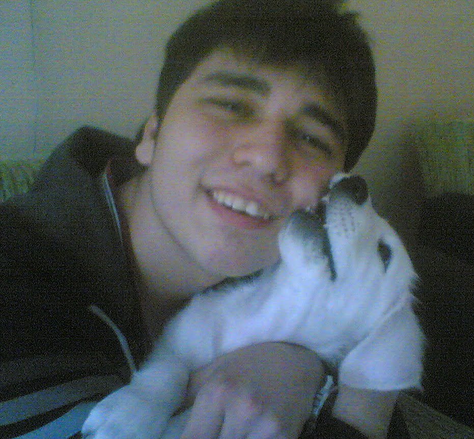 Fotoğrafta gördüğünüz kişi abim Motokurye Samet Özgül.

Trafikte uyardığı 3 kişi tarafından boğazından bıçaklanarak katledildi!

🔴20 suç kaydı olan 2 kişi serbest bırakıldı!
🔴19 yaşındaki katilin “pişmanım” sözüyle müebbeti 25 yıla indirildi!
🔴Yargıtay bu adaletsiz kararı