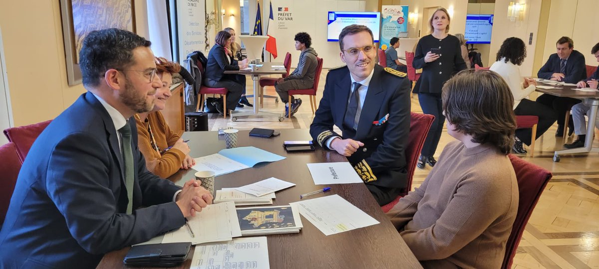 Prefet83's tweet image. #Orientation | Choisir son stage découverte, c’est du sérieux.
✅Les  élèves de 3e du collège La Marquisanne de Toulon ont été invités à  postuler à un stage auprès des services de l’État dans le #Var. 
➡️Pour les  aider dans leur choix, une séquence de rencontre a été organisée