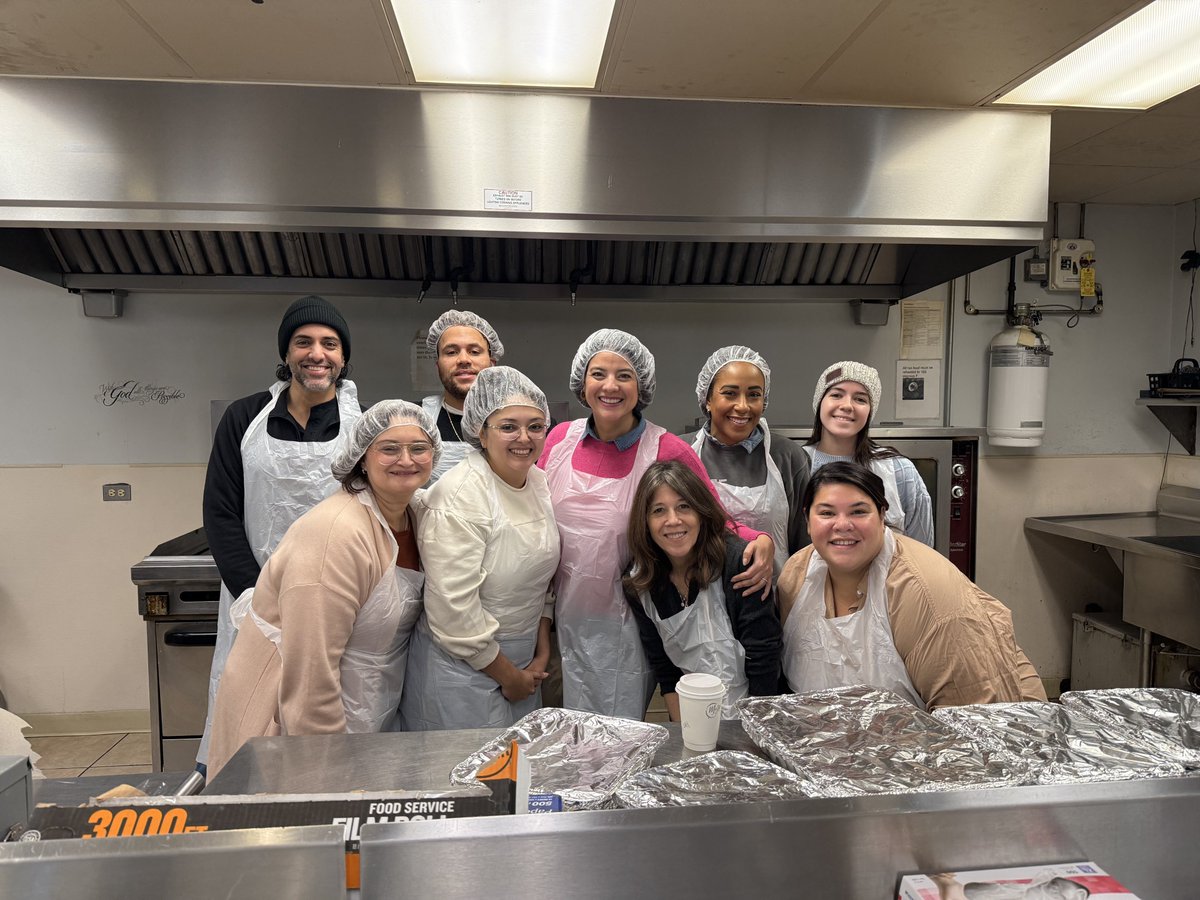 chicityclerk's tweet image. This year, for #MLKDay and as a part of my birthday celebration, I asked my friends and colleagues to join me in serving a meal to the women staying in the women’s shelter at Breakthrough Ministries (@brkthru).
(1/2)