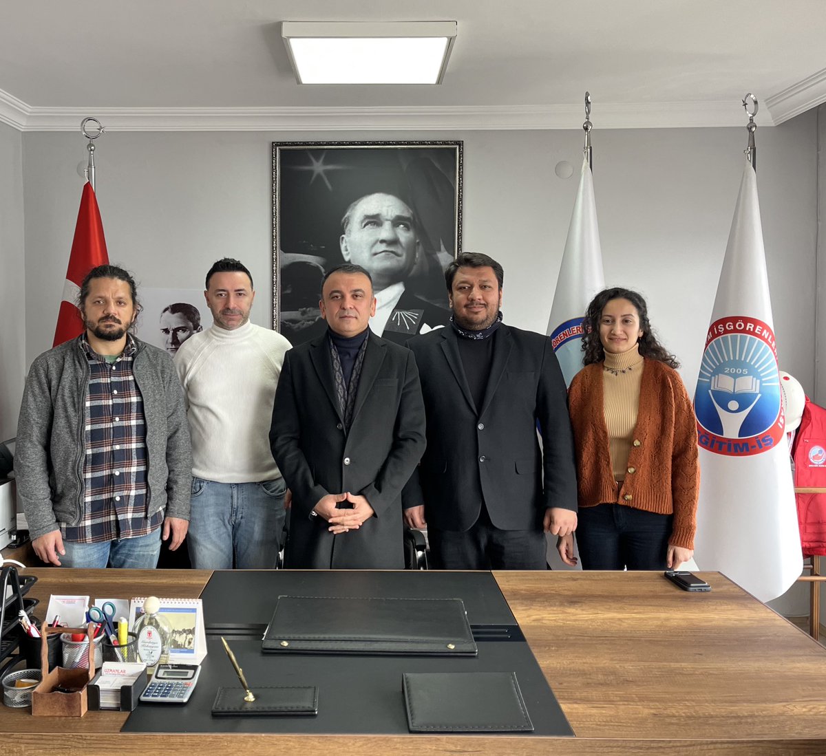 TKP İstanbul İl Başkanı Ahmet Dincel, İl yöneticisi Arda Hacıyusufoğlu Konfederasyon İl Başkanlığımızı ziyaret ettiler. 

Gerçekleşen ziyarette, ülkemizdeki güncel siyasal gelişmeler ile konfederasyonumuzun çalışmaları ele alındı. Ayrıca TKP’nin 1 Şubat’ta Ankara’da