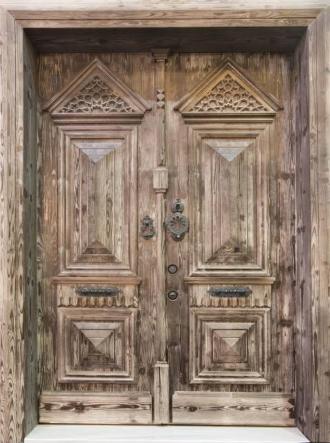 Dülgerlik

Ahşap binaların merdiven, döşeme, çatı, tavan gibi kısımlarını yapan zanaatkârlardır. Her biri ayrı bir sanat eseri olan o güzel ahşap evlerin sayıları teker teker azalmaktadır. Bu evleri yapan ustaya dülger, yapılan işe dülgerlik denir.