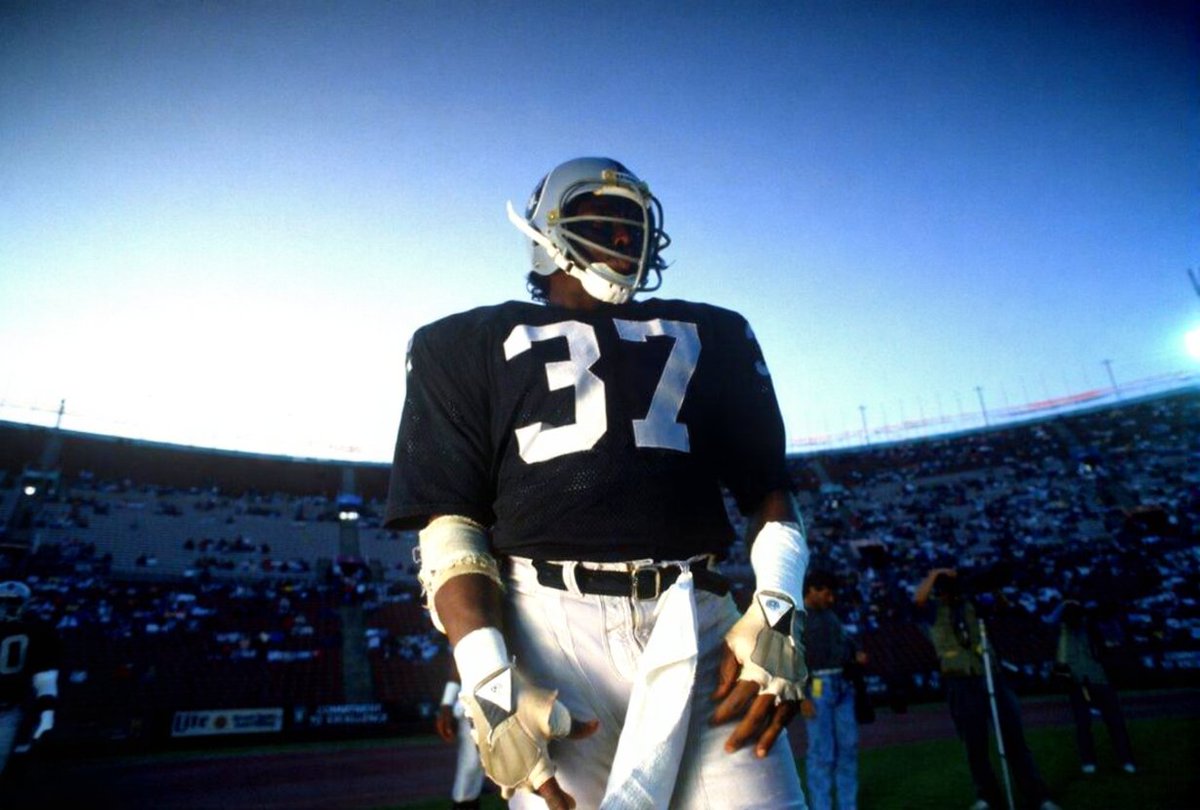 NFLMAVERICK's tweet image. Happy birthday to CB Lester Hayes, January 22, 1955.    Super Bowl XV &amp;amp; XVIII champion,   
5x Pro Bowler  
1980 All-Pro  
1980 NFL AP Defensive Player of the Year.      
*tied with Willie Brown as the all-time Raiders interceptor.  (39 Interceptions)