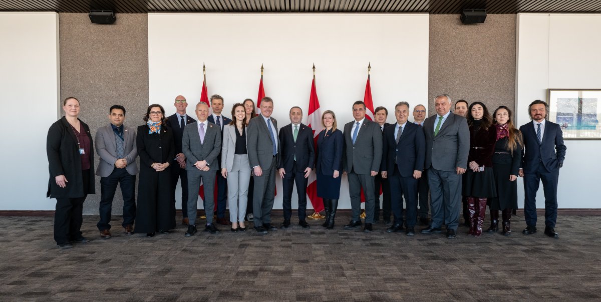 KanadaTurkiye's tweet photo. Kanada ve Türkiye, Ottawa'da düzenledikleri 2. Ortak Ekonomi ve Ticaret Komitesi #JETCO toplantısında ticaret, yatırım, temiz enerji, altyapı ve iş ilişkileri alanlarında iki ülke arasındaki işbirliğini ilerletti. 🇨🇦 🇹🇷
https://t.co/UCkeOyDOsi https://t.co/69D88TniRb