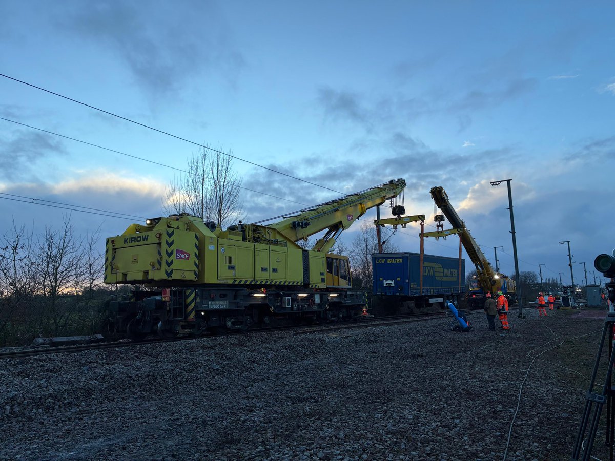 À Carentan, les équipes de <a href="/SNCFReseau/">SNCF Réseau</a> ont évacué 8 des 15 wagons déraillés. La reprise partielle des circulations, sur une voie, est prévue avant les vacances de février. Les circulations reprendront normalement 6 semaines après, le temps de réparer la voie abîmée <a href="/train_nomad/">SNCF NOMAD TRAIN</a>