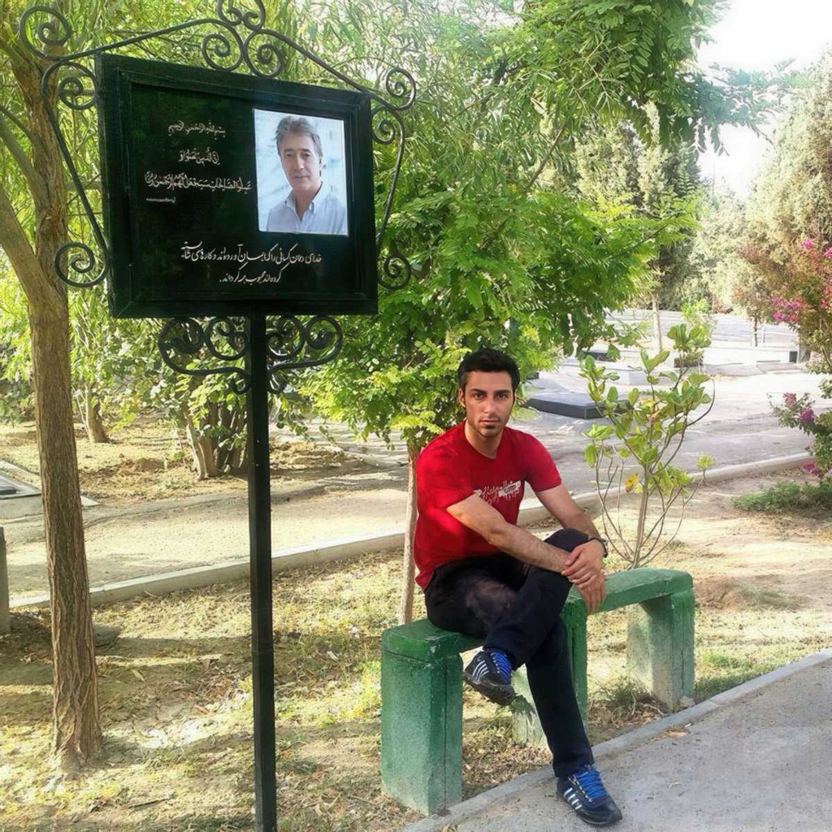 نامش امیررضا فتحیان است. متولد۱۳۶۴. در شب پنجشبه ۱۸ دی در اصفهان با گلوله مستقیم به قلبش کشته شد. امیررضا مهندس معدن بود اما همیشه دوست داشت روزنامه ‌نگار شود. با اینکه پدرش یکی از ثروتمندترین تجار همسو با جمهوری اسلامی است. دوستانش می‌گویند او حتی حاضر به زندگی در خانه پدری اش