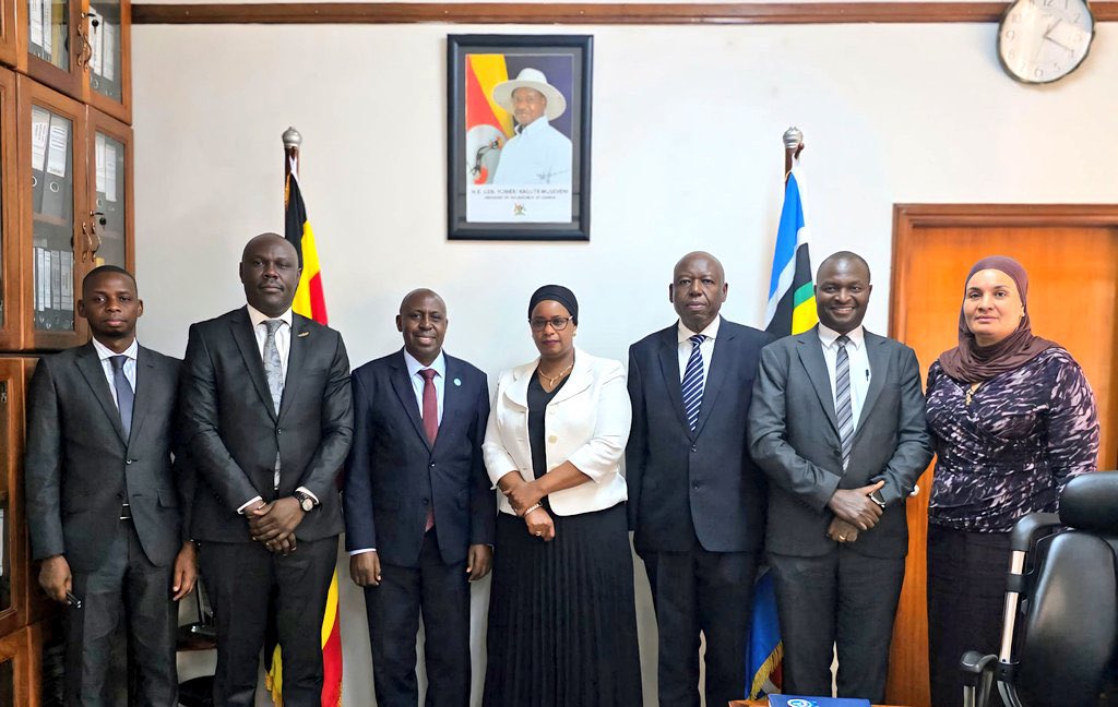 kamukamafredie's tweet photo. #ExposeTheCorrupt

This afternoon, the Head @AntiGraft_SH, Brig Gen Henry Isoke, received the Inspector General of Government (@IGGUganda), Hon. Lady Justice Aisha Naluzze Batala, who paid a courtesy call on him at the SH-ACU offices.

Among others, the two discussed matters relating to strengthenig  collaboration in efforts to fight corruption, with a particular focus on increased  coordination. 

Brig. Gen. Henry Isoke congratulated Lady Justice Aisha Naluzze Batala upon her appointment by H.E. President @KagutaMuseveni and reaffirmed his commitment to working closely with her and her team at the IGG.

He also briefed the IGG on the mandate of @AntiGraft_SH, outlining its unique functions and strategic operations being conducted to combat the vice and other injustices.
The new IGG highlighted that key emphasis will be on prosecution of suspects to ensure deterrence.

The meeting was attended by Mr. Micheal Tumukurate-Manager Special Investigations (IGG), Ms. Munira Ali-Manager Strategic Partnerships and Public Relations (IGG), Israel Ochwo-Deputy Head SH-ACU and Mr Ngolobe Amos- Consultant, SH-ACU.