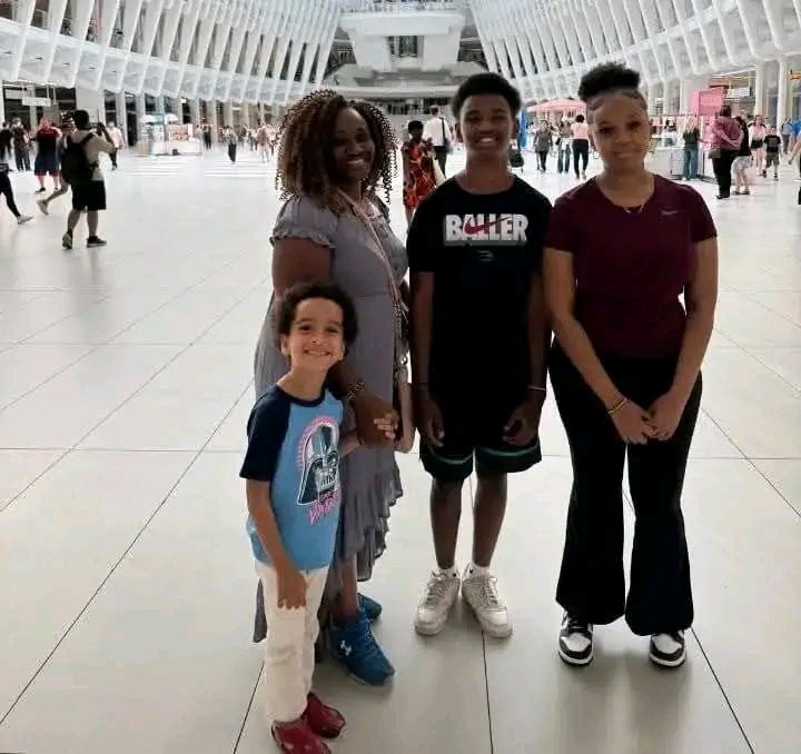 wambuijoan2024's tweet image. Here was Wangui Ndirangu with her three children Njeri DeLeon 16yrs, Emmanuel DeLeon 13yrs and Kairu Winkelpleck 6yrs in a US Airport coming Kenya for a holiday; all happy and smiling.

Unfortunately the picture was to be last with her beautiful children; as the three died in a…