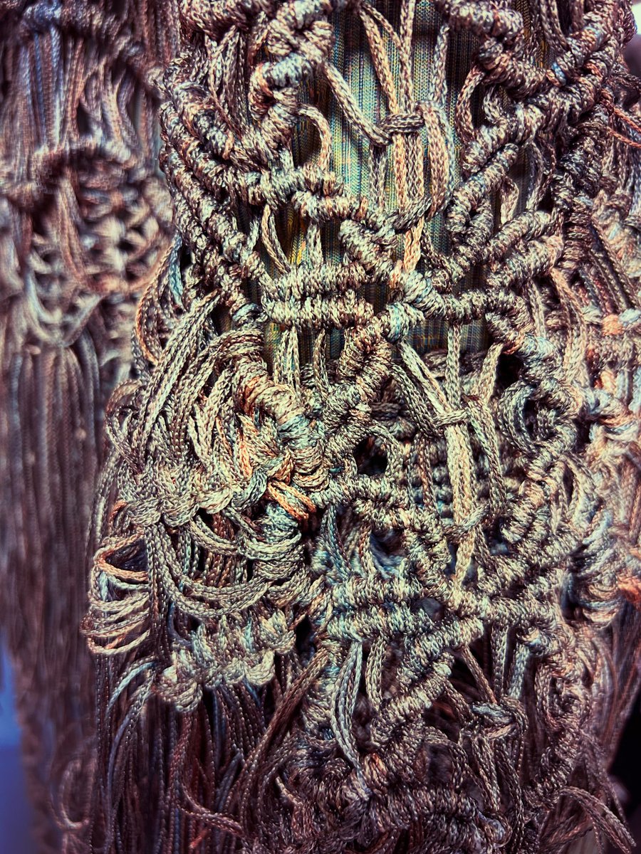 蒼猿はモップと同じ糸を編み込んだ衣装にして背景と同化している(頭だけがある)事にしました。モップ素材部分は全て手編みで、他は染織でモップと同じカラーです。水禺刀の鞘の模様をベースにしたデザイン。結構なm数を使っているので見た目以上に重い...