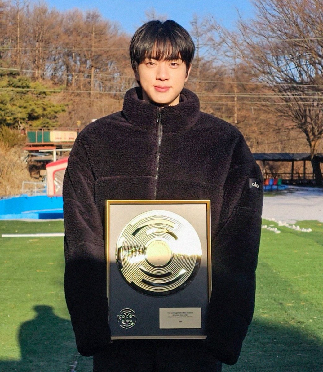 WORLDMUSICAWARD's tweet image. #JIN looks so happy as he finally receives his much deserved Golden Disc Award for Most Popular Artist! 💪🕺🏻📀🏆1⃣🧑‍🎤🔥 👑💙💜

 수상을 진심으로 축하합니다 #40thGDA #골든디스크어워즈 #Goldendiscawards #goldendiscwithupbit #goldendiscawardswithupbit 
@bts_bighit