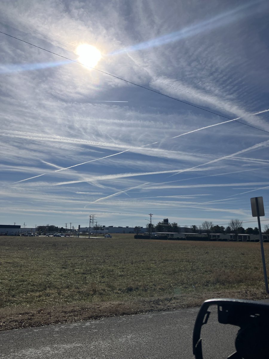 Automation1977's tweet photo. Sky’s in Kentucky before the winter storm. Poison in the sky’s then the water and ground. @realDonaldTrump @RealAlexJones @RobertKennedyJr https://t.co/cyLXCxgQC7