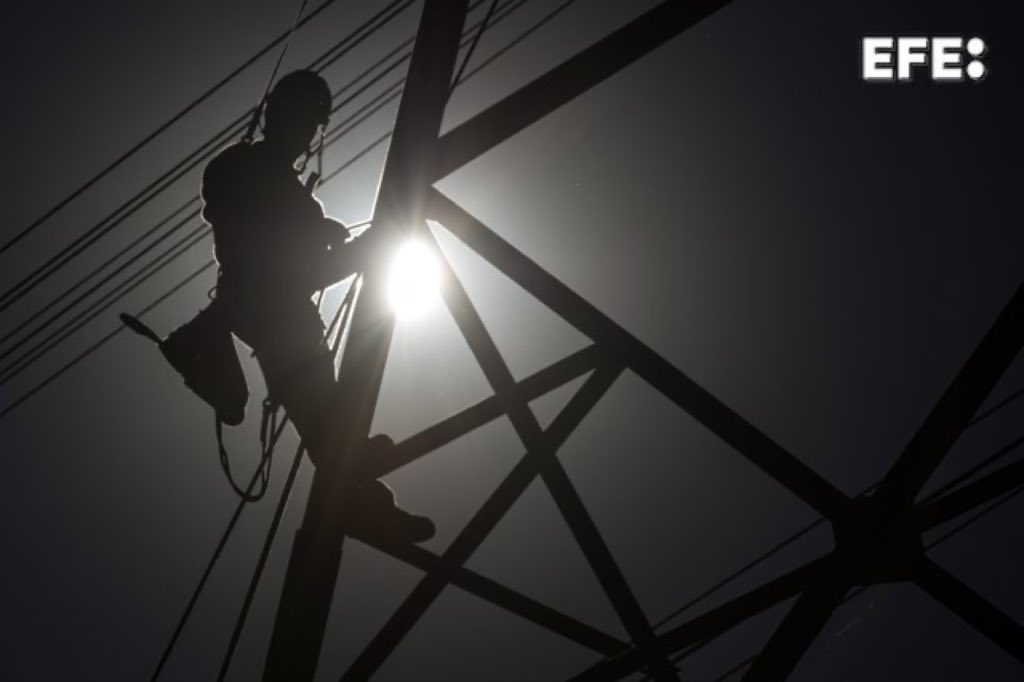 🇨🇴🇪🇨 | AHORA: Colombia iniciará a las 18 hora local de Bogotá (23.00 GMT) la suspensión de venta de energía a Ecuador, anuncia el ministro de Minas y Energía colombiano como una medida de reciprocidad frente a los aranceles anunciados por el presidente ecuatoriano.