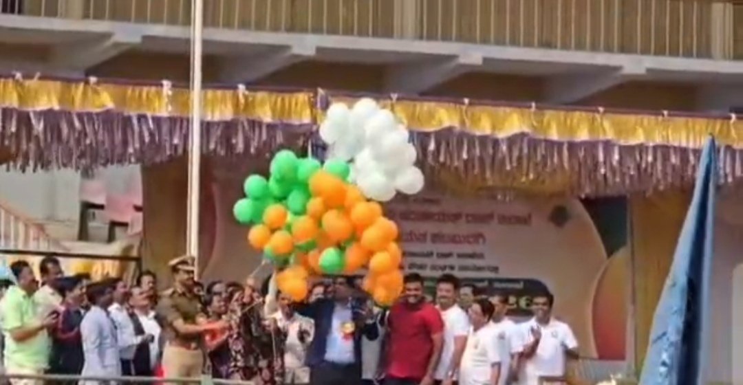 ZP_Kalaburagi's tweet photo. ಇಂದು C.B.PATIL ಕ್ರೀಡಾಂಗಣದಲ್ಲಿ ಜಿಲ್ಲಾ ಪಂಚಾಯತ್-ಕಲಬುರಗಿ ಅಧೀನದಲ್ಲಿ "ಗ್ರಾಮೀಣ ಕ್ರೀಡಾಕೂಟ-2026" ಹಮ್ಮಿಕೊಳ್ಳಲಾಯಿತು 
ಮಾನ್ಯ RC ಮೇಡಂ,CEO ಸರ್ ಮತ್ತು ಪೊಲೀಸ್ ಕಮಿಷನರ್ ಸರ್-ಕಲಬುರಗಿ ಅವರು ಜ್ಯೋತಿ ಬೆಳಗಿಸುವುದರೊಂದಿಗೆ ಕ್ರೀಡಾಕೂಟಕ್ಕೆ ಚಾಲನೆ ನೀಡಿದರು. https://t.co/5uBzV939Ea