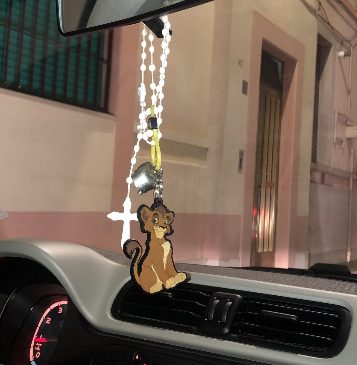 Tra i gingilli in macchina di mia nonna: il rosario e il Re Leone