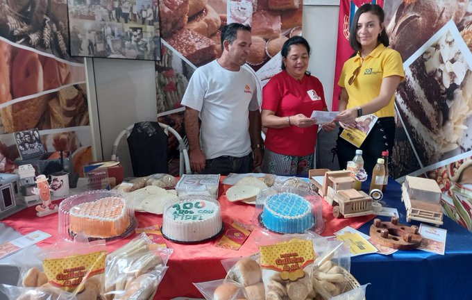 La especialista de #PáginasAmarillasDeEtecsa participa en la Feria de Innovación Expociencia 2026 que sesiona hoy y mañana en la provincia de Holguín. En este espacio establece acuerdos con nuevos clientes interesados en promocionar sus negocios. 📊🤝