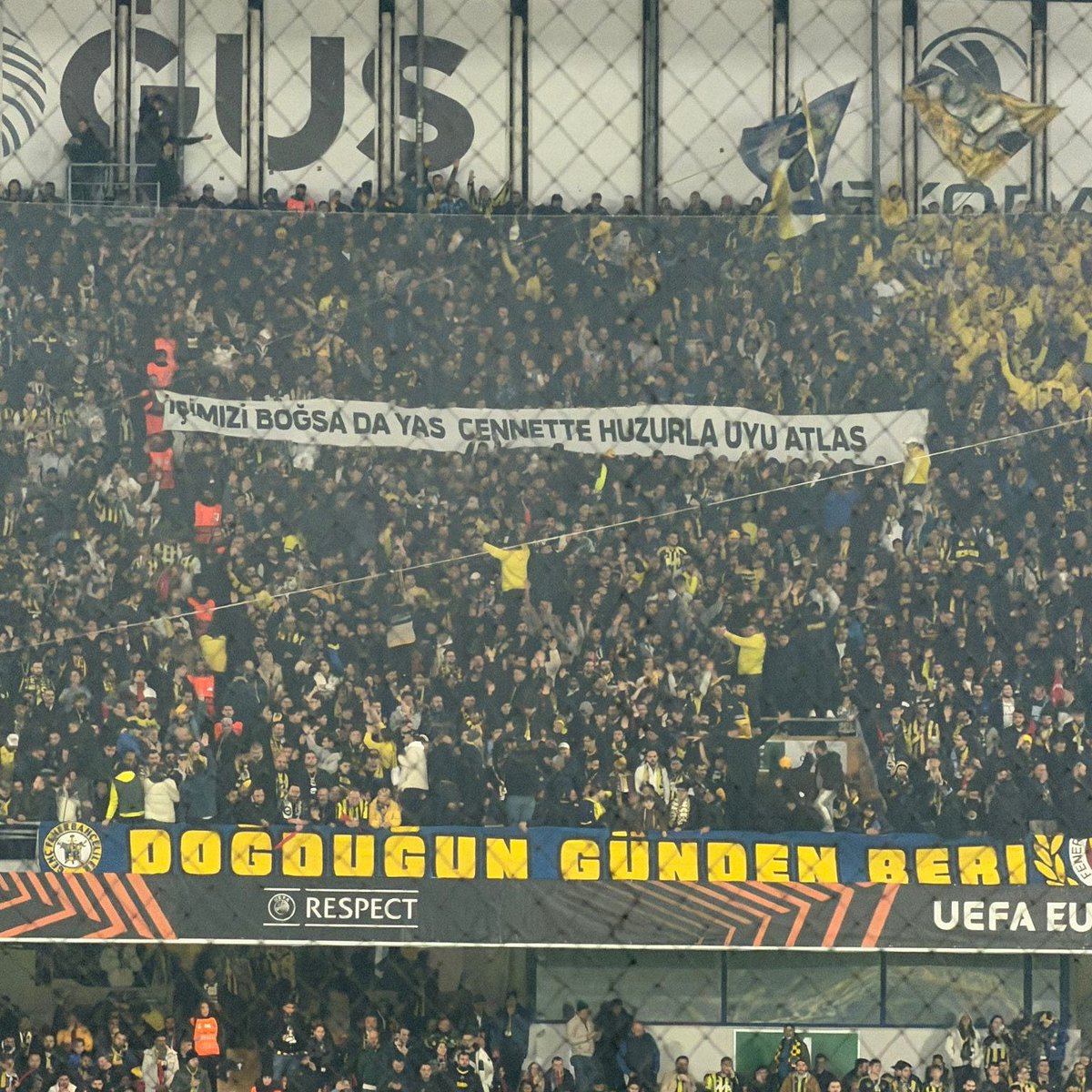 Kadıköy’de Fenerbahçe tribünlerinin, canice katledilen Atlas Çağlayan için açtığı pankart:

“İçimizi boğsa da yas, cennette huzurla uyu Atlas.”