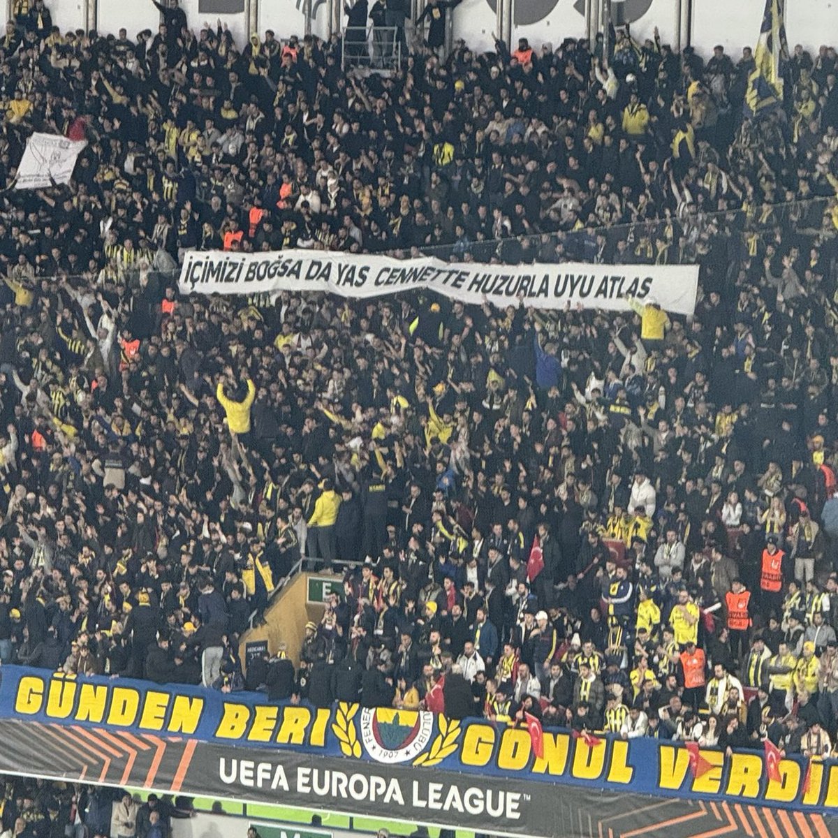 Fenerbahçe tribünleri, canice öldürülen Atlas Çağlayan için pankart açtı:

"İçimizi boğsa da yas cennette huzurla uyu Atlas."
