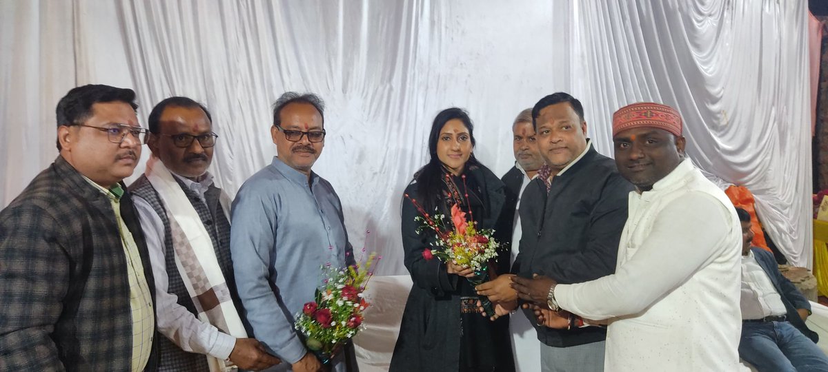 AditiSinghRBL's tweet photo. इस पावन अवसर पर आए हुए सम्मानित भक्तगणों से आत्मीय संवाद किया तथा क्षेत्रवासियों के सुख, समृद्धि और मंगलमय जीवन की कामना की।

#रायबरेली #सदरविधानसभा #DeepDaan https://t.co/tRwLvLFPD2