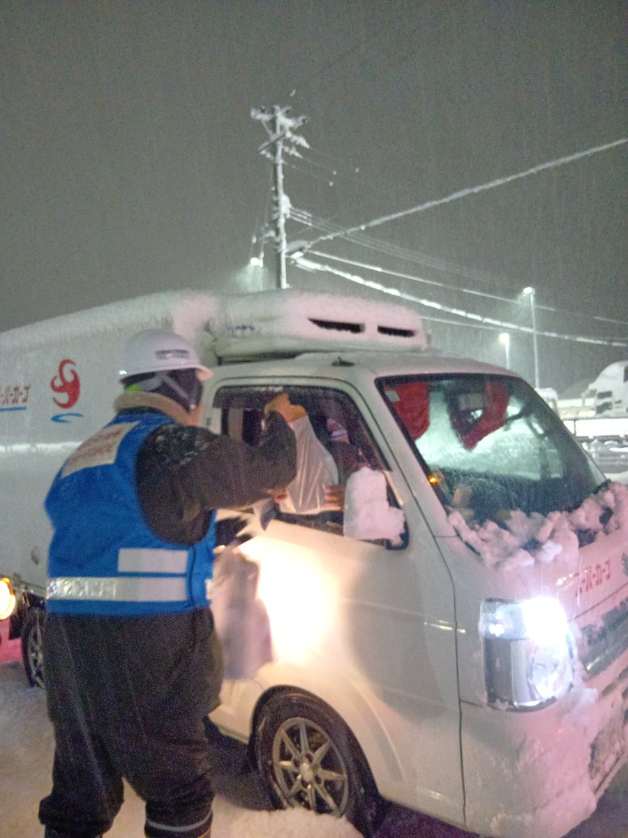 mlit_kinki_road's tweet photo. 国道8号敦賀市赤崎で発生した車両事故による滞留車両の乗員に支援物資をお渡ししています。
引き続き滞留の早期解消に向けて作業を進めます。 https://t.co/OfJm3h8zkV