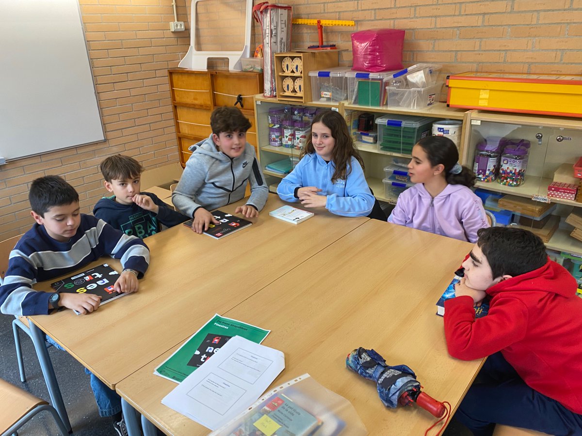 BibRiudellots's tweet photo. Seguim amb els clubs infantils! Avui hem fet la trobada amb 5è grup B. Hem comentat “Finestres” de Dani Espresate ☺️ #riudellots https://t.co/1MRXzfk2c8