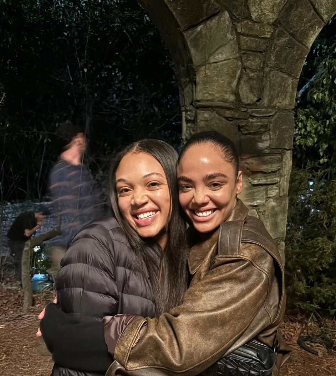 peace_igho's tweet image. This is the best casting transition in TV history.