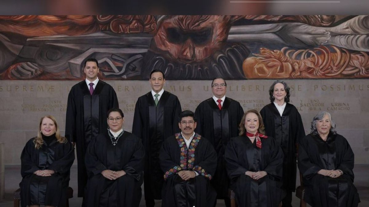 jorgegogdl's tweet image. Estrenan camionetas en la Suprema Corte de Justicia de la Nación,  todos los 9 ministros estrenarán camionetas Jeep grand Cherokee que van de 1 millón a 1 millón 700 mil pesos, se dieron su regalo de reyes.

Info @SGarciaSoto