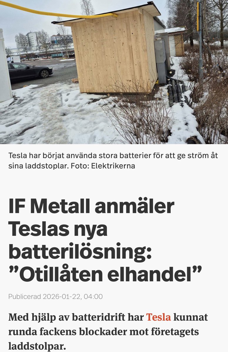 Tesla går in med egna pengar och bygger ut infrastruktur för förnybar energi – inklusive batterilösningar som faktiskt gör det möjligt att använda vindkraft även när den annars skulle vara olönsam pga intermittens. De löser ett riktigt problem i elsystemet.  

Och vad gör