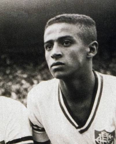 Era um jogo do Torneio Rio-SP de 1960.

Pinheiro disputou uma bola com Quarentinha e caiu com distensão muscular.

Garrincha ficou com o caminho livre pro gol, mas preferiu chutar a bola pra lateral.

Altair devolveu a posse de bola ao Botafogo.

E assim nasceu o fair-play…