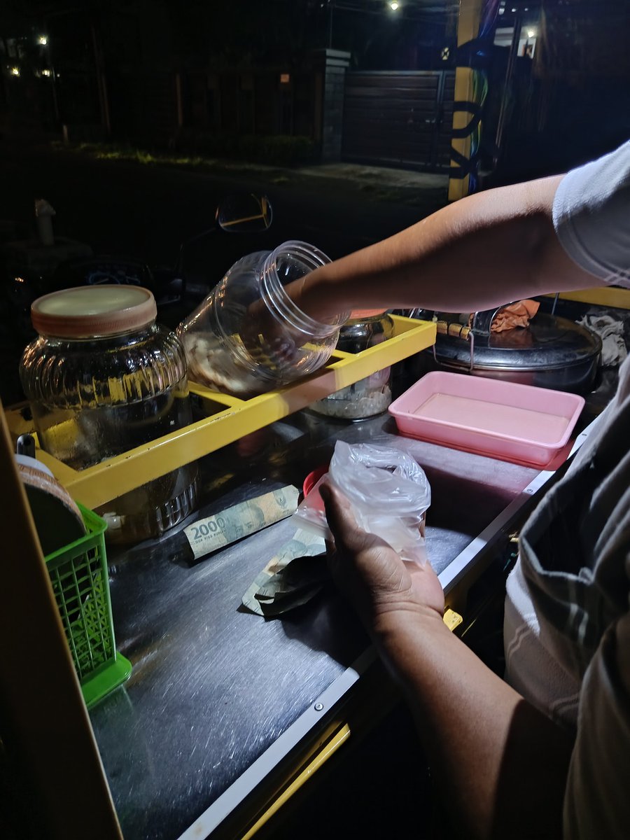 70hell's tweet image. Ngelarisin jualan bapaknya, ternyata beda kecamatan doang sama gue aslinya, sempet dimarahin karna dikira habis main, padahal baru pulang kerja. Dibilangin jangan pulang malem karna banyak banget begal. Bapaknya baik banget