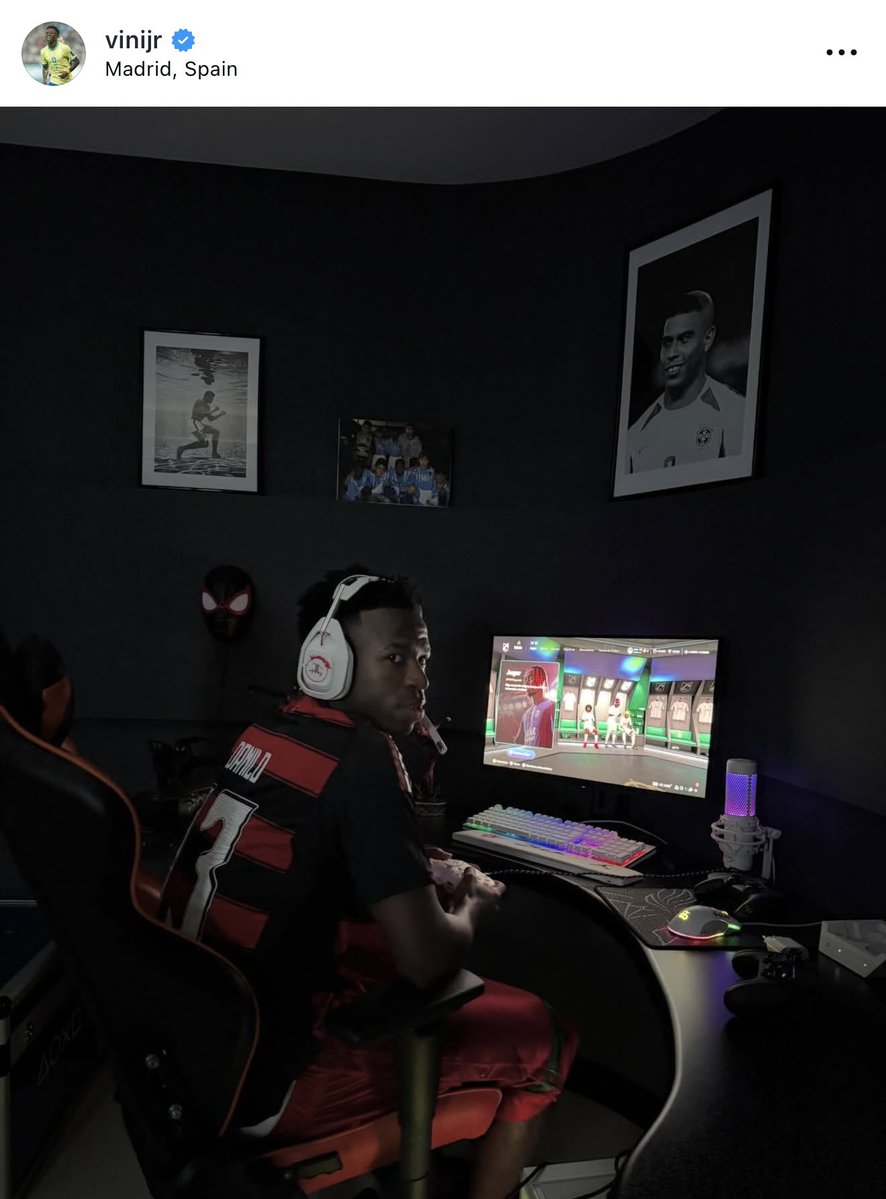 Vini Jr posta foto de Camavinga usando a camisa do Flamengo.

📸 Divulgação