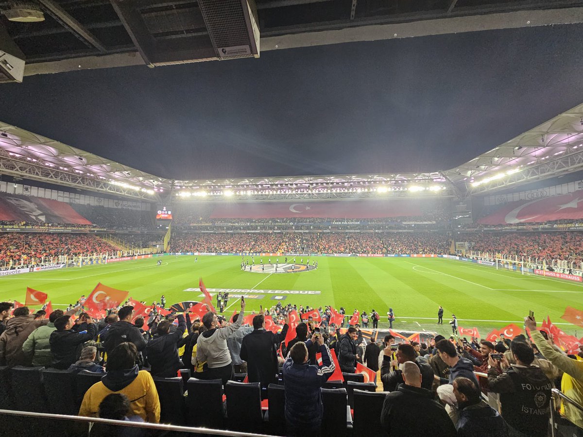 Fenerbahçe yönetimi yağmurluk dağıtımında attığı golden sonra bir gol daha attı. Stadda herkese Türk Bayrağı dağıttı. Bayrağımıza el uzatanlara en anlamlı cevaplardan biri verildi. Türk bayrağına uzanan eller tarih boyunca her zaman kırılmıştır.