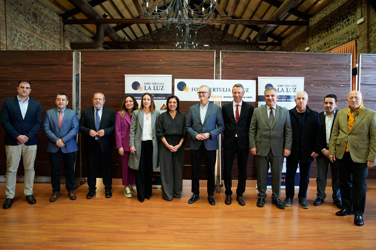 laluztertulia's tweet photo. Hoy hemos celebrado el tercer encuentro de esta VII Temporada del Foro “La Luz”,  que ha contado con una invitada que representa de forma ejemplar la unión entre ciencia, compromiso social y liderazgo: Encarna Guillén Navarro, pediatra, genetista y experta en enfermedades raras✨ https://t.co/63SD0vM3HO