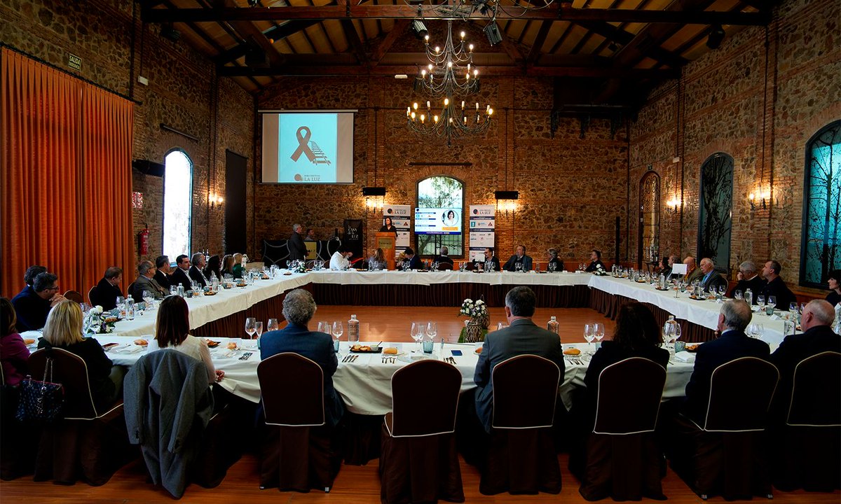 laluztertulia's tweet photo. Hoy hemos celebrado el tercer encuentro de esta VII Temporada del Foro “La Luz”,  que ha contado con una invitada que representa de forma ejemplar la unión entre ciencia, compromiso social y liderazgo: Encarna Guillén Navarro, pediatra, genetista y experta en enfermedades raras✨ https://t.co/63SD0vM3HO