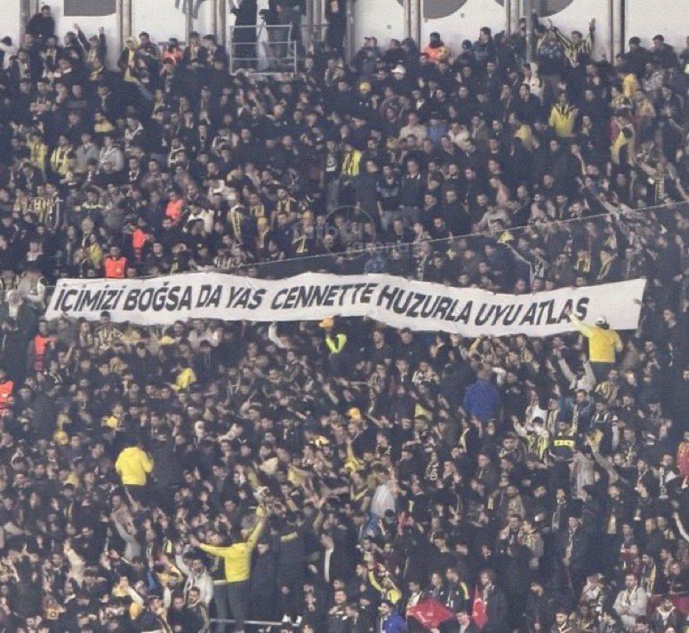 pusholder's tweet image. Fenerbahçe tribünlerinden Atlas Çağlayan pankartı:

“İçimizi boğsa da yas, cennette huzurla uyu Atlas.”