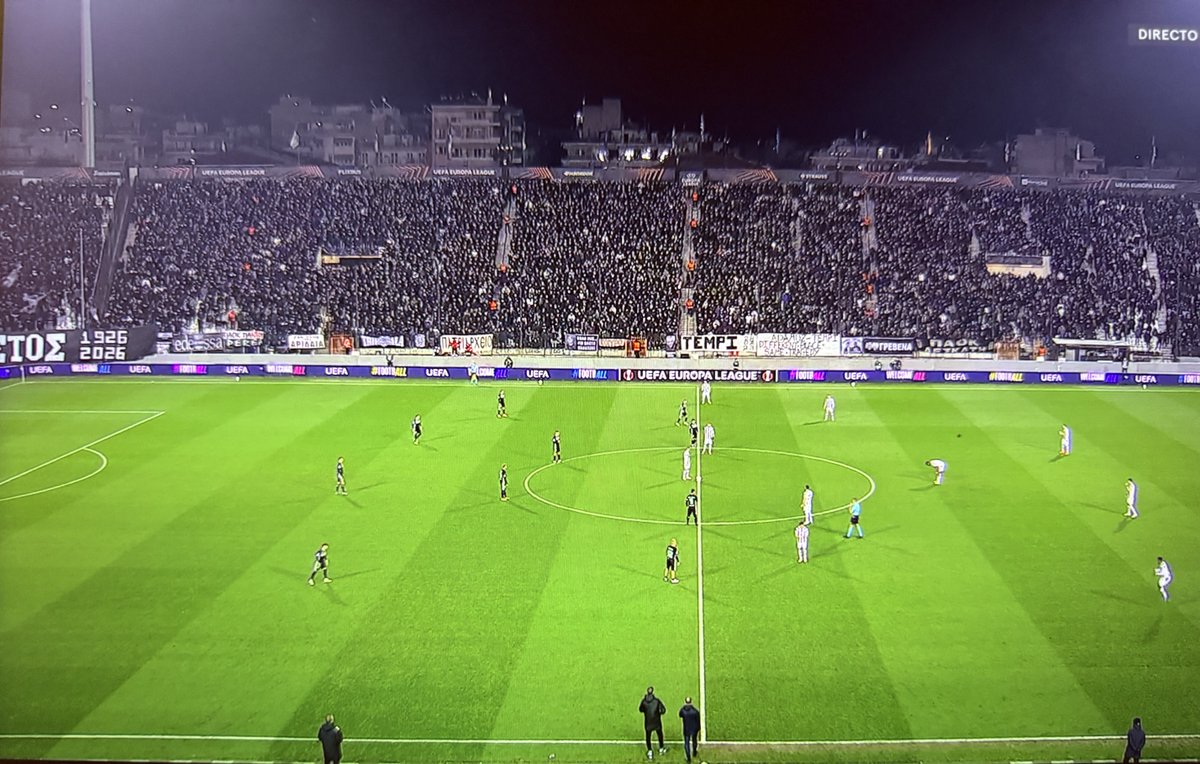 Empieza el partido del Betis en la Europa League. 

Detallazo del Paok al guardar un minuto de silencio por las víctimas del accidente ferroviario de Adamuz.