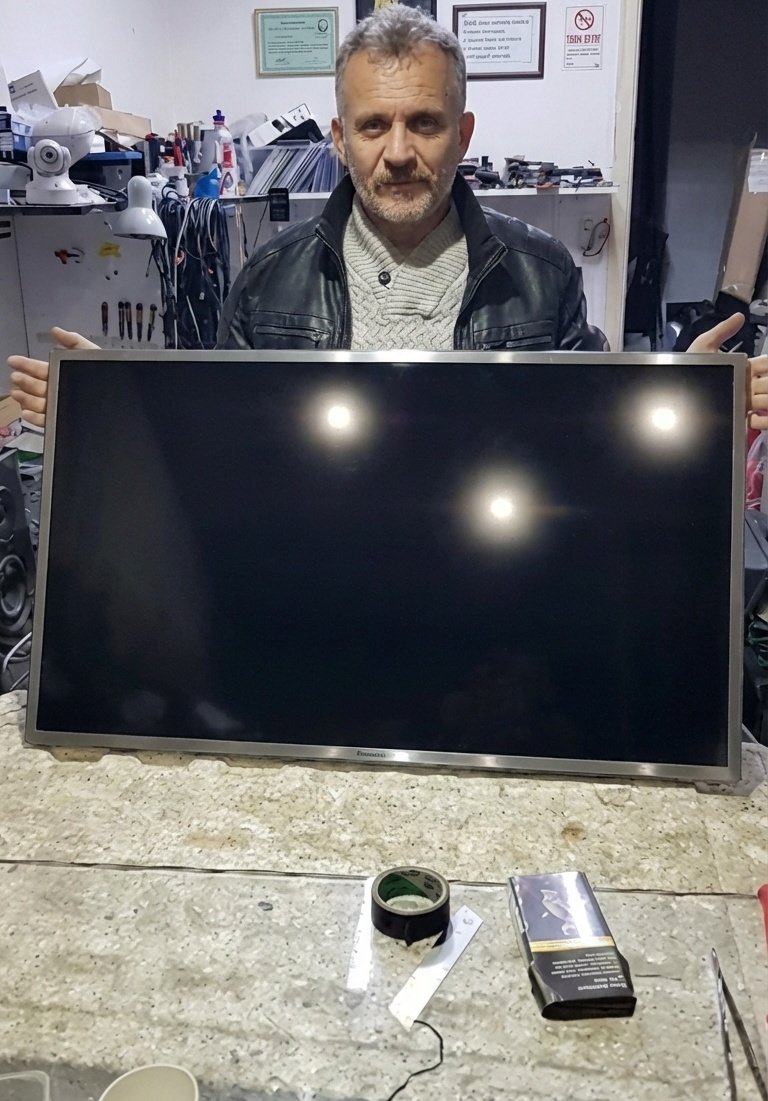 Televizyonum da bir arıza yaşadım geçen gün. Kendim biraz kurcaladım, sorunun ne olduğunu çözdüm.

Bir parça sipariş verip çözebilrdim muhtemelen ama risk almayıp televizyoncuya götürdüm. 1 saat sonra aradı ve bana ana kart tamiri yapılması lazım ücreti 9 bin tl dedi.
