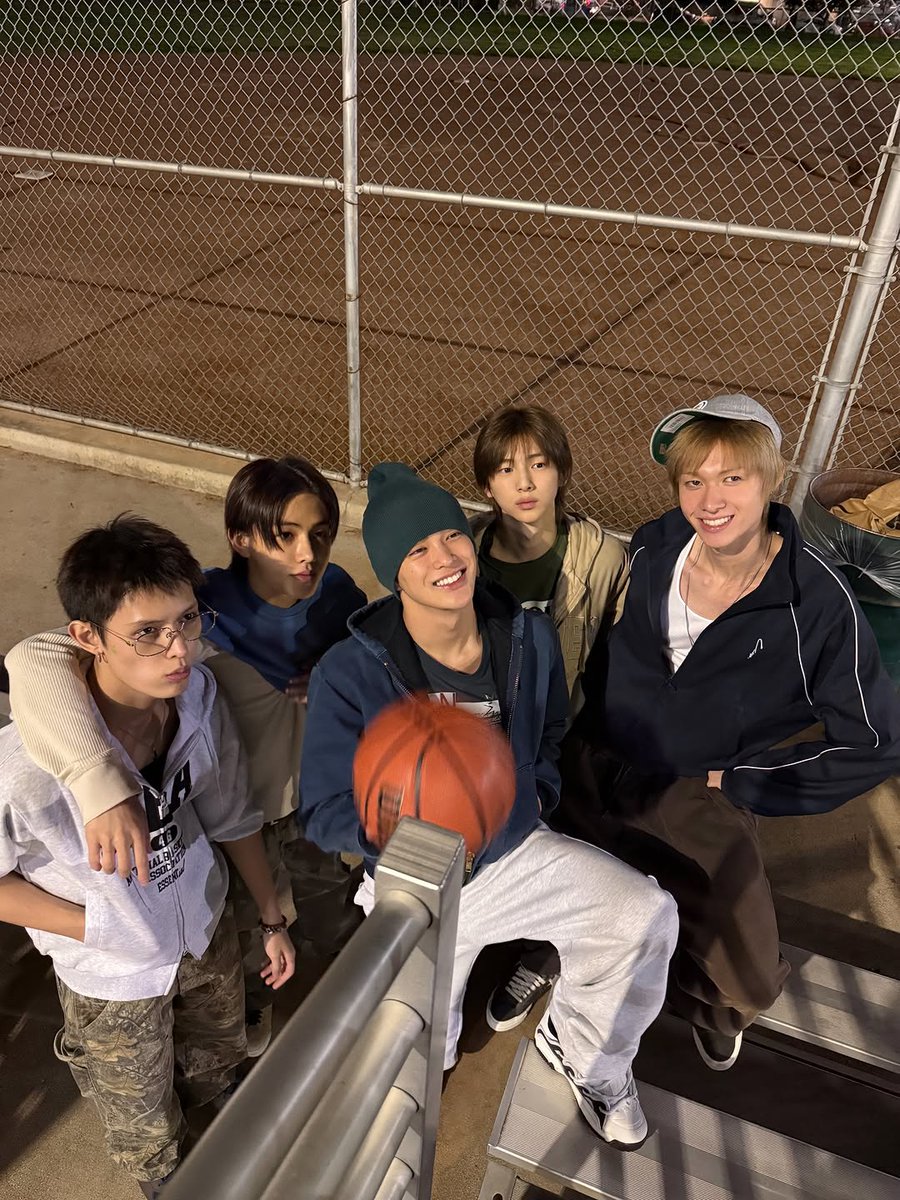 cortisnation's tweet image. 🚨 MINI RT DEAL FOR #CORTIS #코르티스 🚨
HMA ROOKIE OF THE YEAR (WHOSFAN)
🎁 +200 🎟️ (ALL the tickets I'll manage to get!)
📌 Rules (ALL REQUIRED):
🍀 RT &amp;amp; Like this post
🍀 Drop proof of 5–10 ticket votes for CORTIS on WHOSFAN
⏰ RT deal ends in 24 HOURS
No proof = no tickets ❌