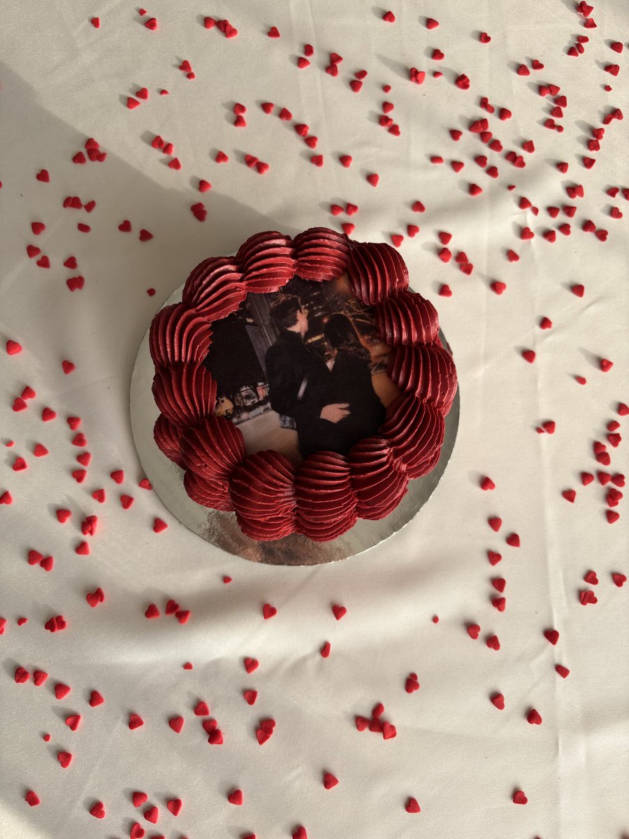 Gabriel98532678's tweet photo. Hice estas galletitas y un pastelito inspirados en ustedes 🤍 para hacer la promoción de San Valentín de mi emprendimiento 
Fue con mucho cariño y admiración por lo que comparten. Los tkm a todos son increíbles 

@elmarianaa @Natalan_ @emicharly @Comandito81 https://t.co/8TYWdoFYId