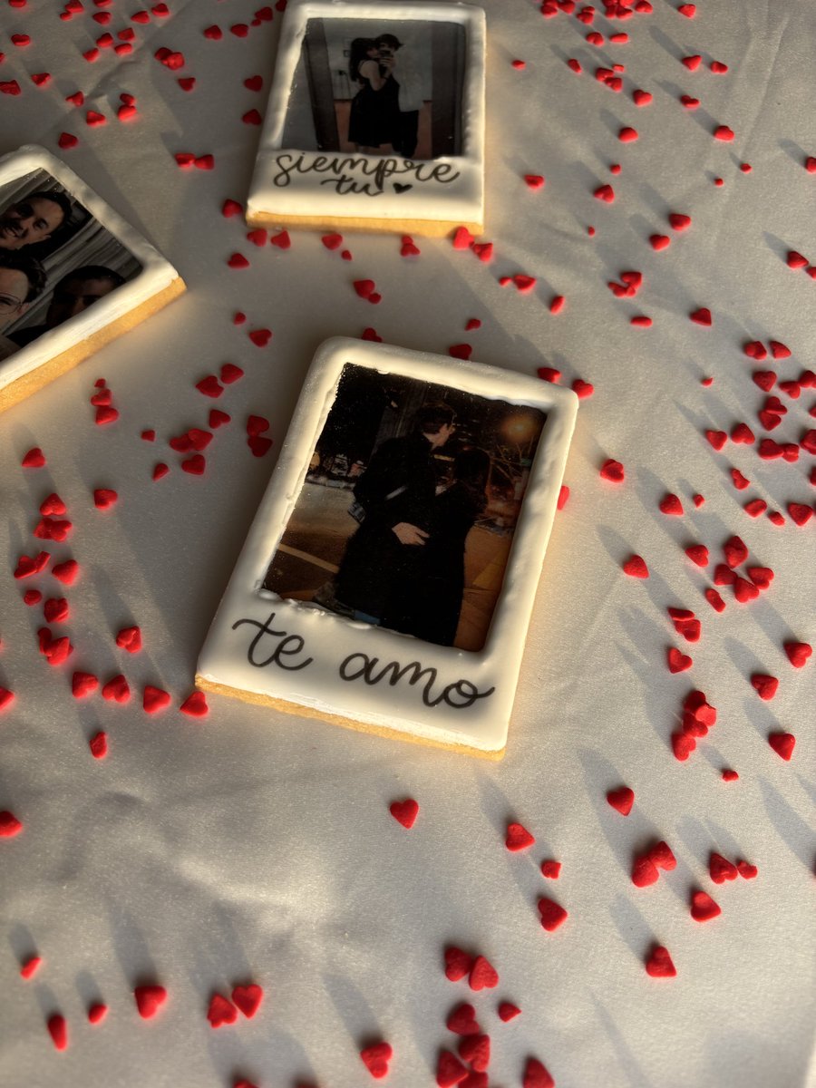 Gabriel98532678's tweet photo. Hice estas galletitas y un pastelito inspirados en ustedes 🤍 para hacer la promoción de San Valentín de mi emprendimiento 
Fue con mucho cariño y admiración por lo que comparten. Los tkm a todos son increíbles 

@elmarianaa @Natalan_ @emicharly @Comandito81 https://t.co/8TYWdoFYId