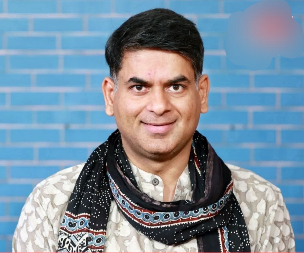 आख़िरकार सस्पेंस खत्म हुआ🔥

लल्लनटॉप छोड़ने के बाद हर किसी के मन में एक ही सवाल था कि सौरभ द्विवेदी अब क्या करेंगे?

क्या किसी बड़े मीडिया ग्रुप को ज्वाइन करेंगे?
या फिर अपना अलग यूट्यूब चैनल शुरू करेंगे?

अब तस्वीर साफ हो चुकी है

सौरभ द्विवेदी अब The Indian Express के नए हिंदी