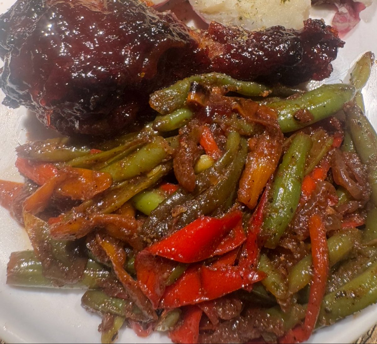 LadyChanene's tweet photo. Let it cook. :)
Read closely.
1. Sauté your peppers, onions, garlic.
2. Add washed string beans with seasonings.
3. Gradually add a splash of water (1/2 cup) in a covered pan, lower the heat &amp; stir occasionally. 
4. Plate it up. 
5. Enjoy!
#athomeseries #stringbeans #closereading https://t.co/a1J1aBBIaT