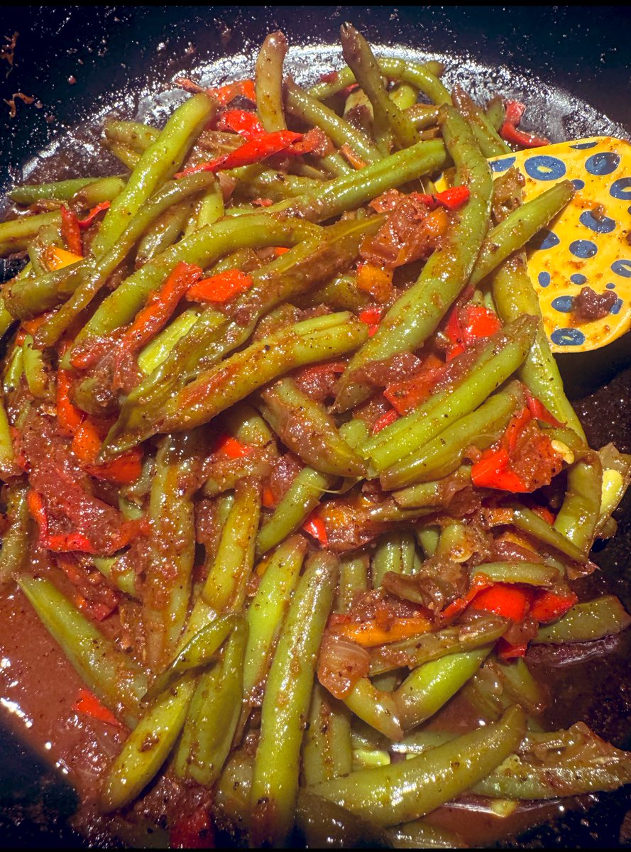 LadyChanene's tweet photo. Let it cook. :)
Read closely.
1. Sauté your peppers, onions, garlic.
2. Add washed string beans with seasonings.
3. Gradually add a splash of water (1/2 cup) in a covered pan, lower the heat &amp; stir occasionally. 
4. Plate it up. 
5. Enjoy!
#athomeseries #stringbeans #closereading https://t.co/a1J1aBBIaT